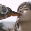 瓶ビールを飲む池田エライザ