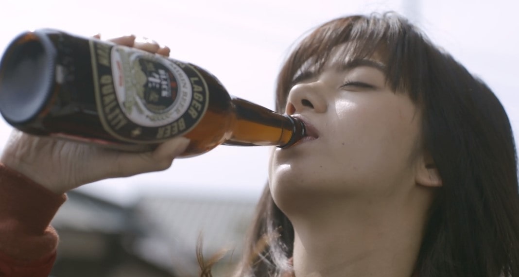 瓶ビールを飲む池田エライザ